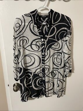 Creation Black & White Swirl Button-Up Blouse Size Medium